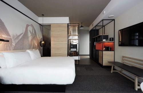 Brossard Hotel | Spacious Modern Room w/Kitchenette + Large Windows in Brossard – Walk to Shops