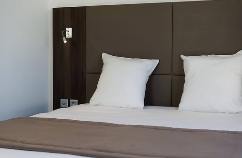 Dijon Hotel | Spacious, Modern Stay Ideal for Academic Dijon Visits | Suite w/Kitchenette