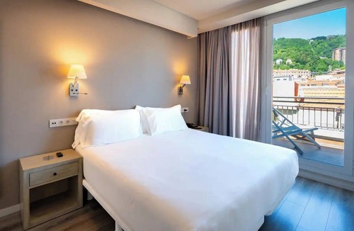 Castanos Hotel | Spacious Modern Suite w/Balcony + Natural Light in Bilbao Center