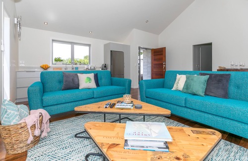 Tamahere Apartment | Spacious Modern Two-Bedroom Apartment