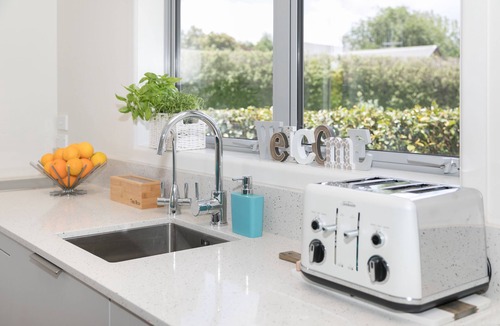 Tamahere Apartment | Spacious Modern Two-Bedroom Apartment