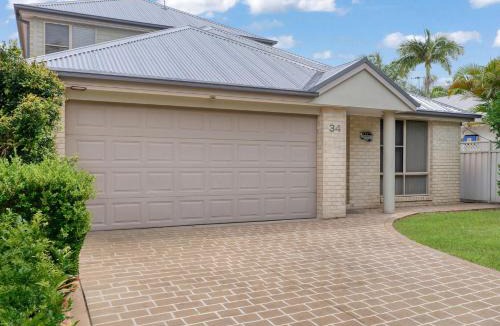 Nelson Bay House | Spacious Modern Walk to the Beach