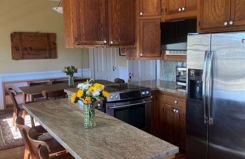 Oakley House | Spacious modernized 5-bedroom farmhouse on vineyard