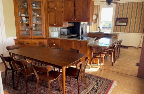 Oakley House | Spacious modernized 5-bedroom farmhouse on vineyard