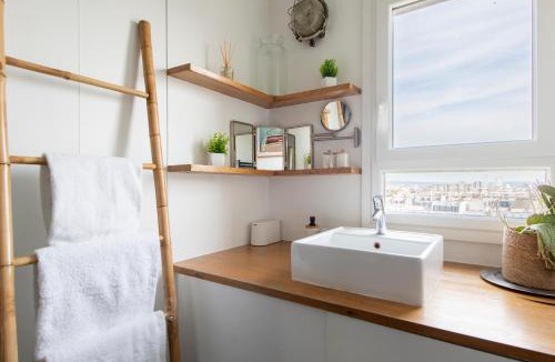 Quartier des Grandes-Carrieres Apartment | Spacious Montmartre Apartment - Sacré-Cœur View & Balcony