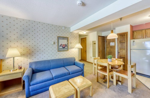 Killington Apartment | Spacious mountain studio with free WiFi & full kitchen - close to skiing