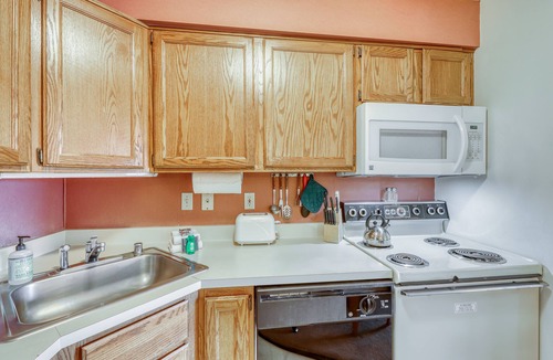 Killington Apartment | Spacious mountain studio with free WiFi & full kitchen - close to skiing