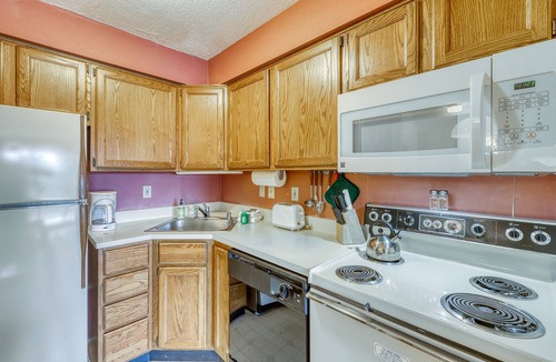 Killington Apartment | Spacious mountain studio with free WiFi & full kitchen - close to skiing