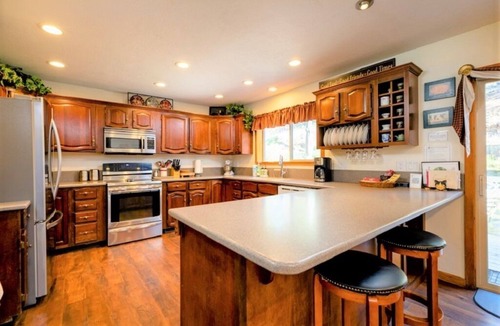 Klamath Falls Cabin | Spacious Mountain Cabin w Views! Deck & Wildlife