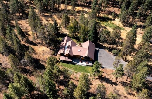 Klamath Falls Cabin | Spacious Mountain Cabin w Views! Deck & Wildlife