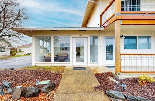 Florence House | Spacious multi-unit coastal getaway close to the river and downtown with WiFi