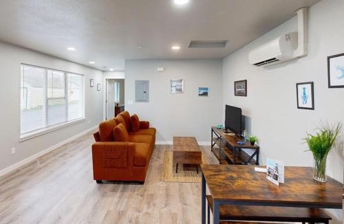 Florence House | Spacious multi-unit coastal getaway close to the river and downtown with WiFi