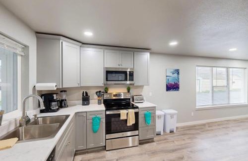 Florence House | Spacious multi-unit coastal getaway close to the river and downtown with WiFi