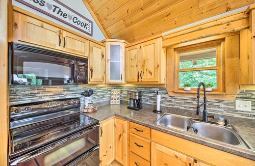 Indian Rock Springs Cabin | Spacious Murphy Chalet w/Hot Tub: Mtn Views!