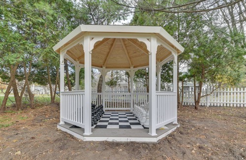 Naples Cottage | Spacious Naples Vacation Rental w/Private Hot Tub