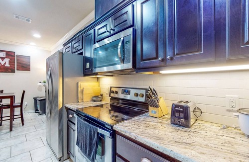 Spring Creek House | Spacious Near Campus with a grill & washer/dryer