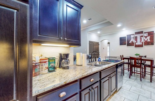 Spring Creek House | Spacious Near Campus with a grill & washer/dryer