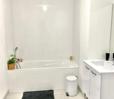 La Courrouze Apartment | Spacious Near Center Terrace et Parking