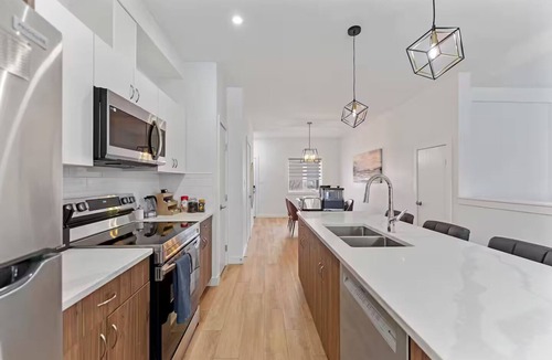 St. James House | Spacious new 3 Bedroom, sleeps 10, King Bed, 8min to YWG