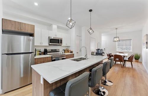 St. James Villa | Spacious new 3BR, sleeps 10, King Bed, 8min to YWG
