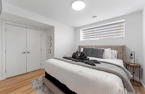 St. James Villa | Spacious new 3BR, sleeps 10, King Bed, 8min to YWG