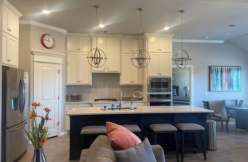 Norman House | Spacious new 4-bedroom house with jetted tub, large backyard and outdoor TV