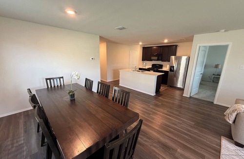 Haslet House | Spacious New Build : 4BR + Garage & Big Backyard