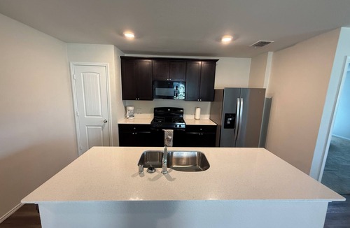 Haslet House | Spacious New Build : 4BR + Garage & Big Backyard