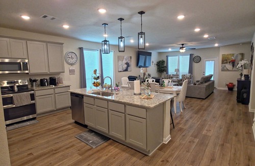 College Station House | "Spacious New Home Min from A&M. Relax with the Fam. in This Cozy 3-BR Getaway"