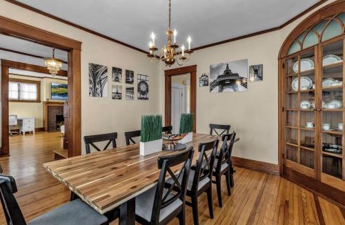 Niagara Falls House | Spacious Niagara Falls Air Conditioning Parking Steam Shower