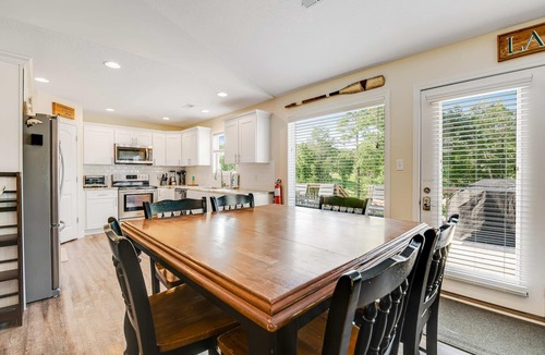 Maynardville House | Spacious Norris Lakefront Retreat・Firepit・Hot Tub