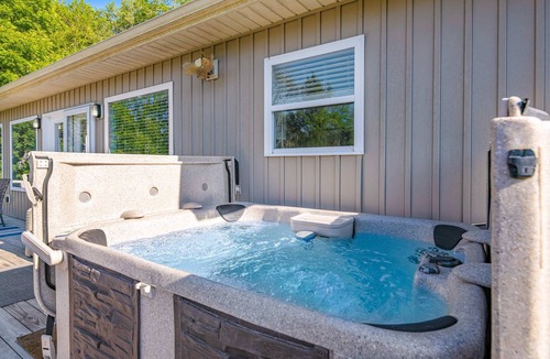 Maynardville House | Spacious Norris Lakefront Retreat・Firepit・Hot Tub
