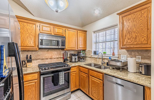 Far North Dallas House | Spacious North Dallas 3BR 2BA Home with 2 Living Areas, Great for Work or Family