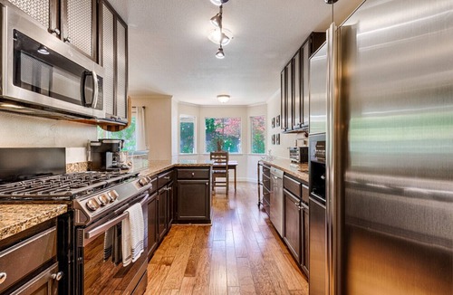 Sonoma House | Spacious Oasis Hot Tub Backyard Garden 3BR/2BA