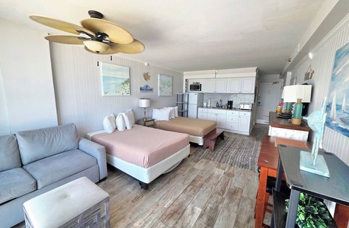Schulte Park Condo | Spacious Oceanfront Studio w/2 queen beds & sleeper, kitchenette, pool, tiki bar