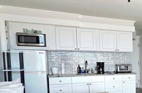 Schulte Park Condo | Spacious Oceanfront Studio w/2 queen beds & sleeper, kitchenette, pool, tiki bar