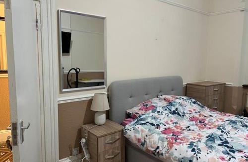 Walsall Apartment | Spacious one bedroom flat w/parking
