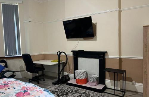 Walsall Apartment | Spacious one bedroom flat w/parking