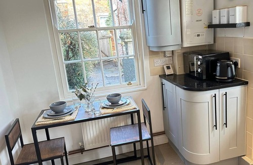 Trowbridge Cottage | Spacious One Bedroom Cottagen