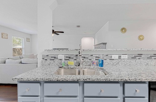 Selma House | Spacious one level 4-bedroom house fully furnished with 2 car garage & backyard