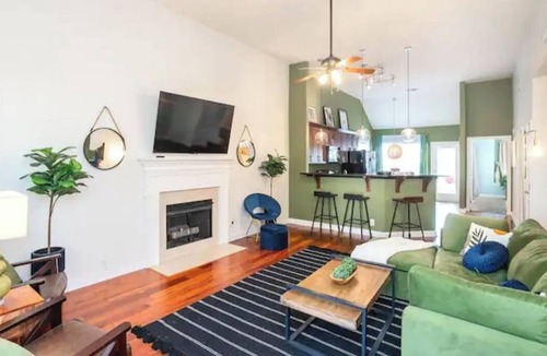 Hurwood Heights House | Spacious One-Story Near Downtown! Walk to Coffee! Firepit, Shuffleboard, Fence