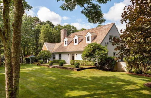 East Hampton House | Spacious Open Floor Plan on 1.5 Acresnn