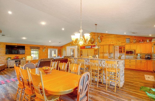 Leasburg Cottage | Spacious Ozarks Family Home - Private Pool & Grill