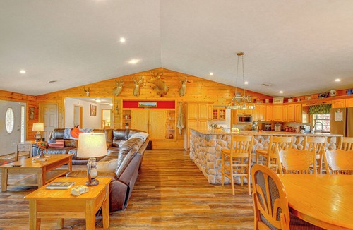 Tea Cabin | Spacious Ozarks Family Home - Private Pool & Grill