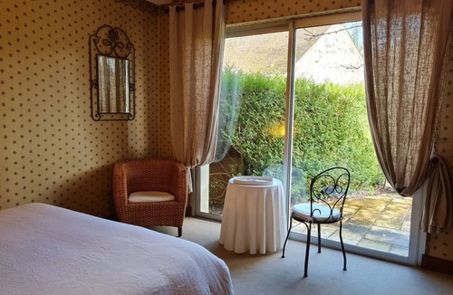 Saint-Martin-d'Abbat Bed & Breakfast | Spacious peaceful house with garden and river