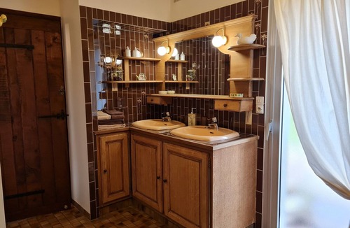 Saint-Martin-d'Abbat Bed & Breakfast | Spacious peaceful house with garden and river