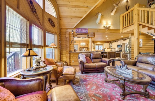Packwood Cottage | Spacious Packwood Cabin w/Hot Tub - Near River