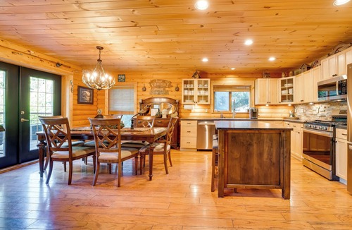 Packwood Cottage | Spacious Packwood Cabin w/Hot Tub - Near River