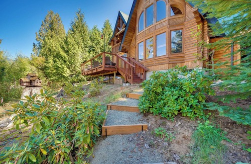 Packwood Cottage | Spacious Packwood Cabin w/Hot Tub - Near River
