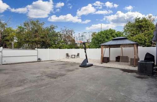 Childs Park Villa | Spacious Palace Style Retreat!